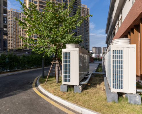 Unidades exteriores de aire acondicionado junto a un edificio