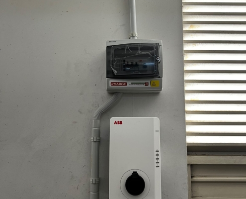Punto de carga ABB instalado bajo un cuadro de protecciones eléctricas